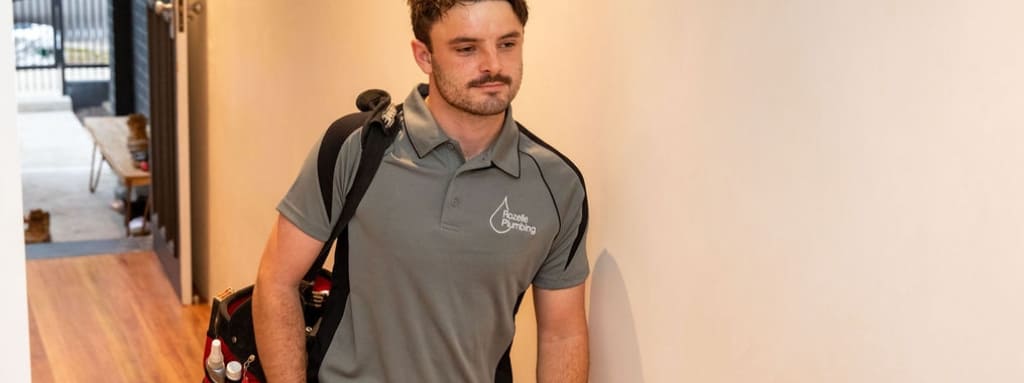 Rozelle Plumbing plumber arriving for hot water repairs